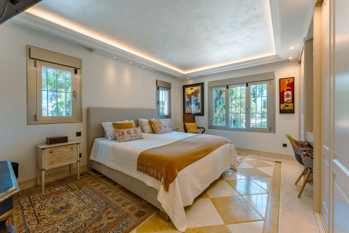 4 Bedroom Villa in San Pedro de Alcántara - Photo 18