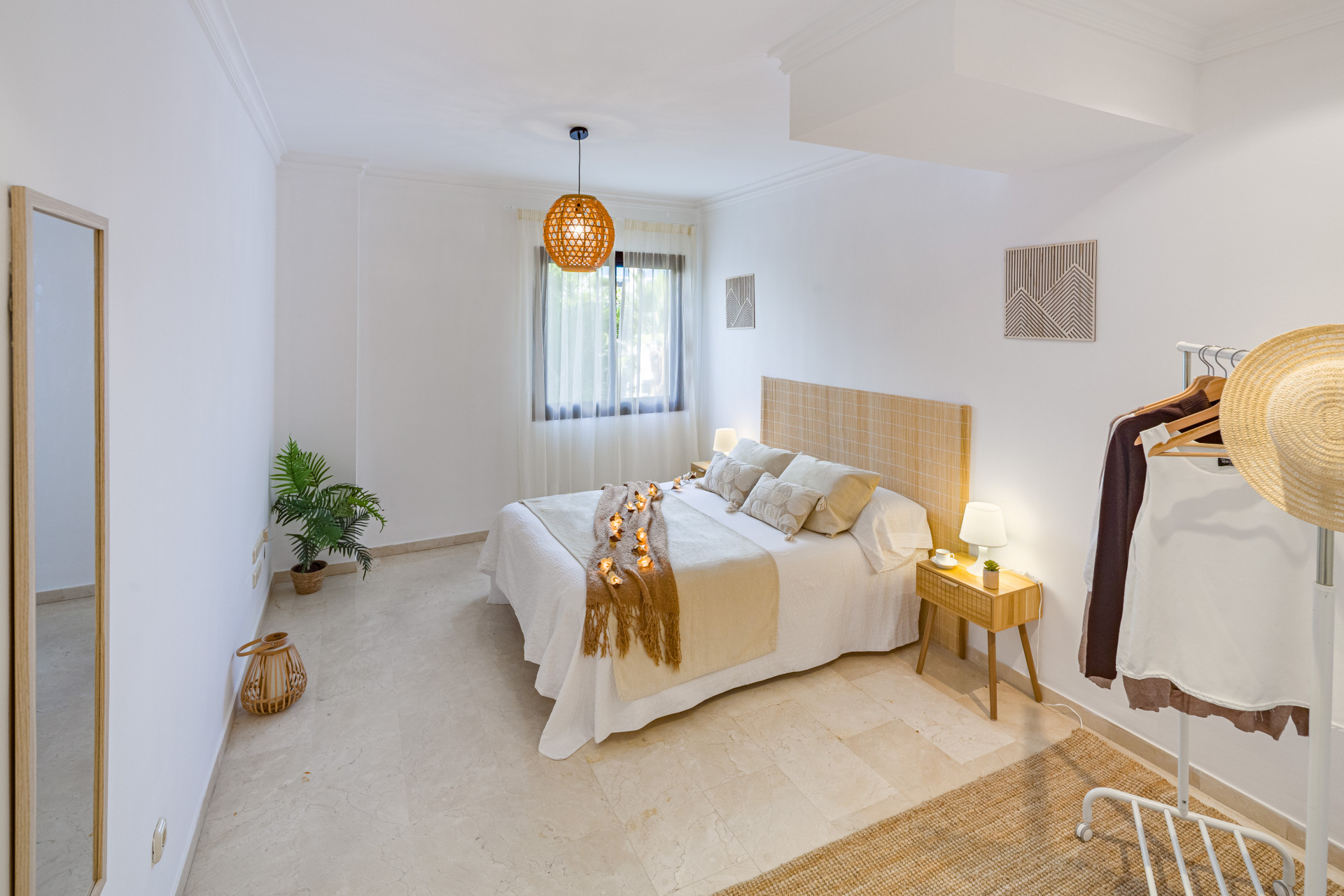 2 Bedroom Apartment in Marbella - Photo 2