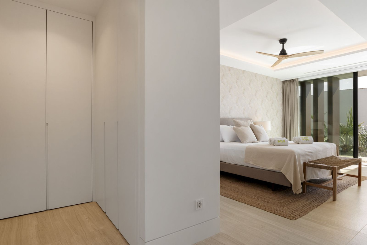 2 Bedroom Apartment in Estepona - Photo 18