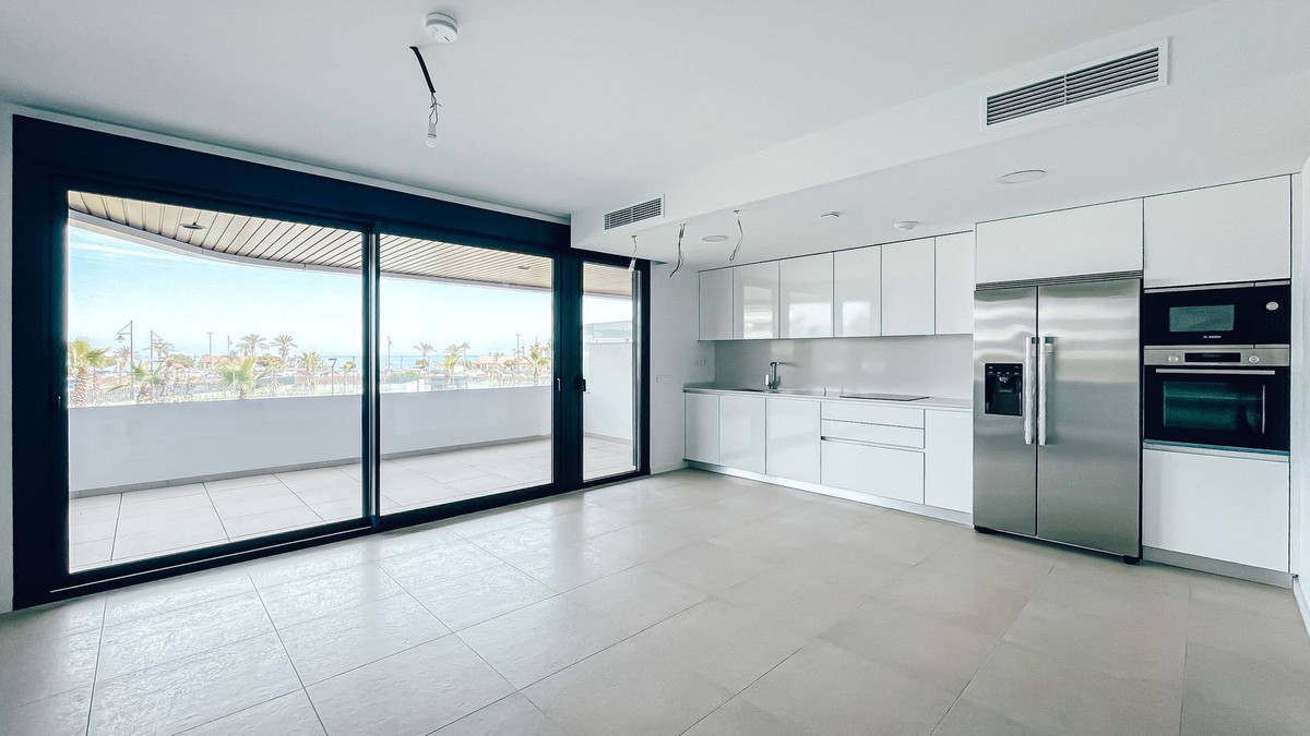 3 Bedroom Apartment in Torremolinos - Photo 6