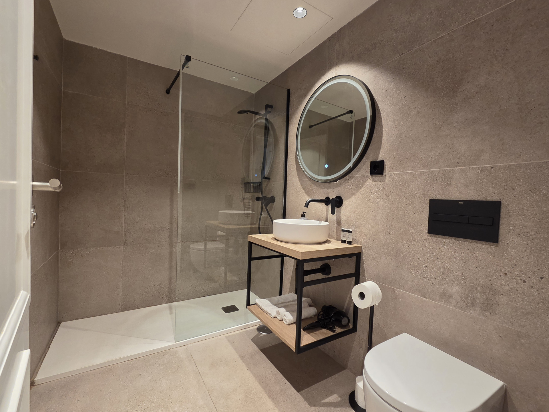 1 Bedroom Apartment in Marbella - Photo 5