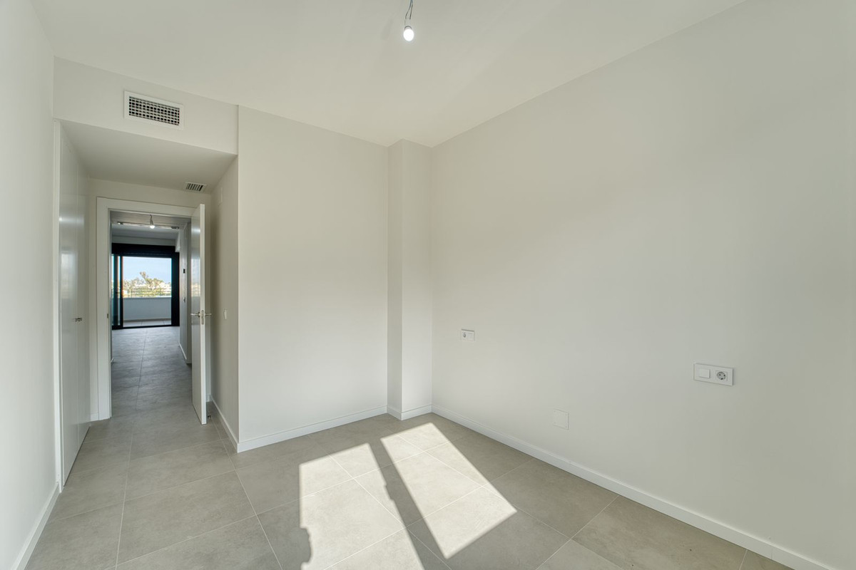 2 Bedroom Apartment in Torremolinos - Photo 5