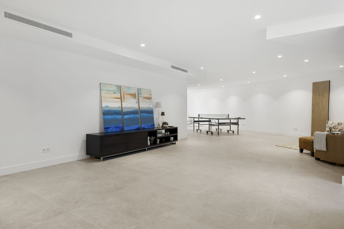 5 Bedroom Villa in Marbella - Photo 29