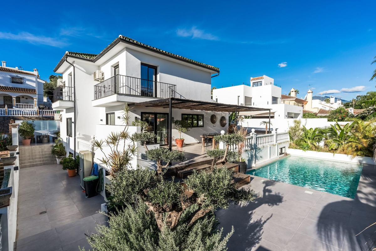 5 Bedroom Villa in Marbella - Photo 2