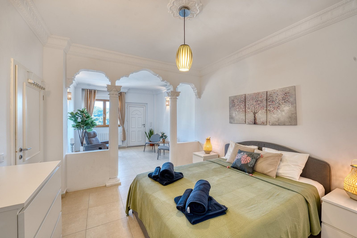 8 Bedroom Villa in Marbella - Photo 18