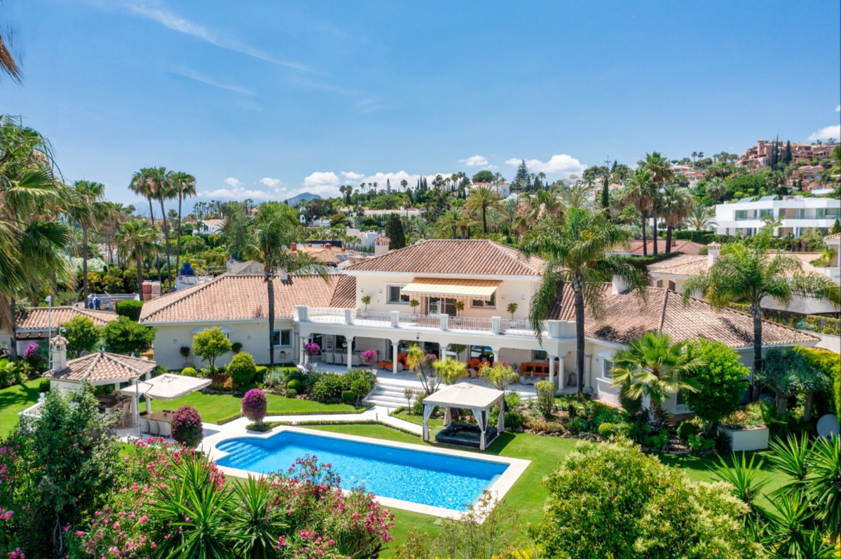 6 Bedroom Villa in Marbella - Photo 3