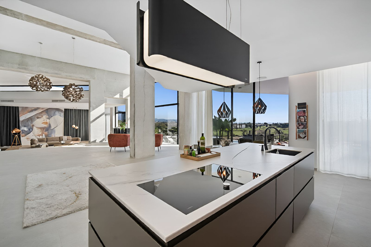 6 Bedroom Villa in Estepona - Photo 6