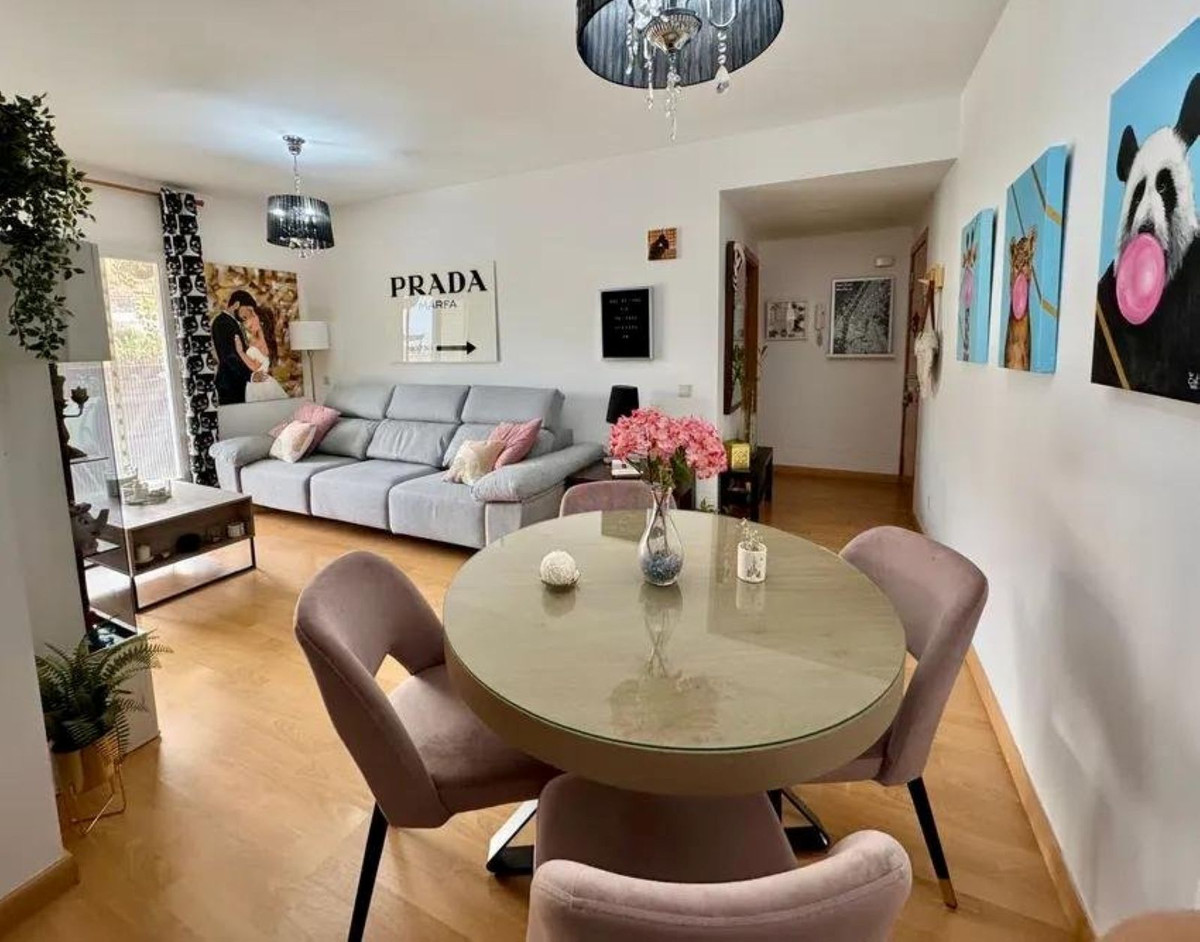 2 Bedroom Apartment in Benalmádena - Photo 2