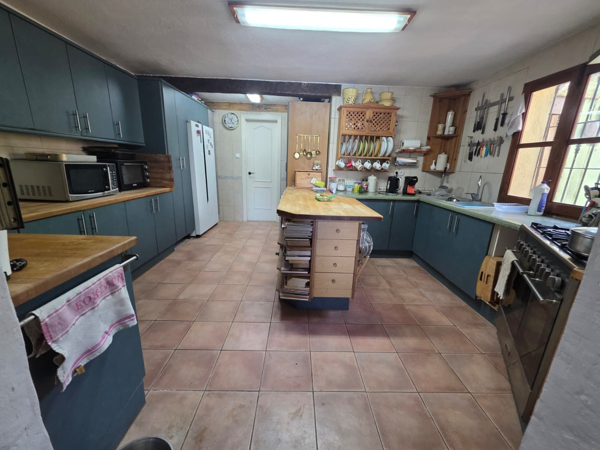 4 Bedroom Country house in Guaro - Photo 5