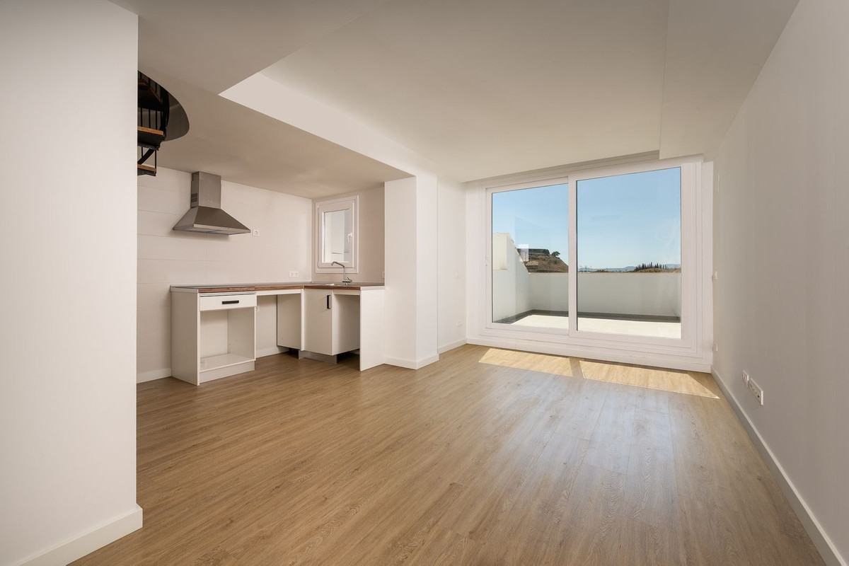 3 Bedroom Penthouse in Fuengirola - Photo 4
