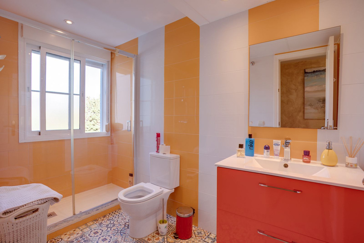 5 Bedroom Townhouse in Estepona - Photo 15