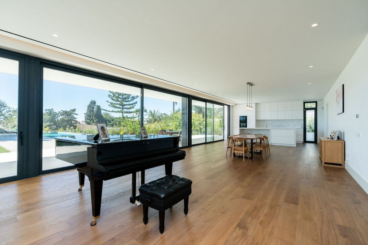 6 Bedroom Villa in Marbella - Photo 6