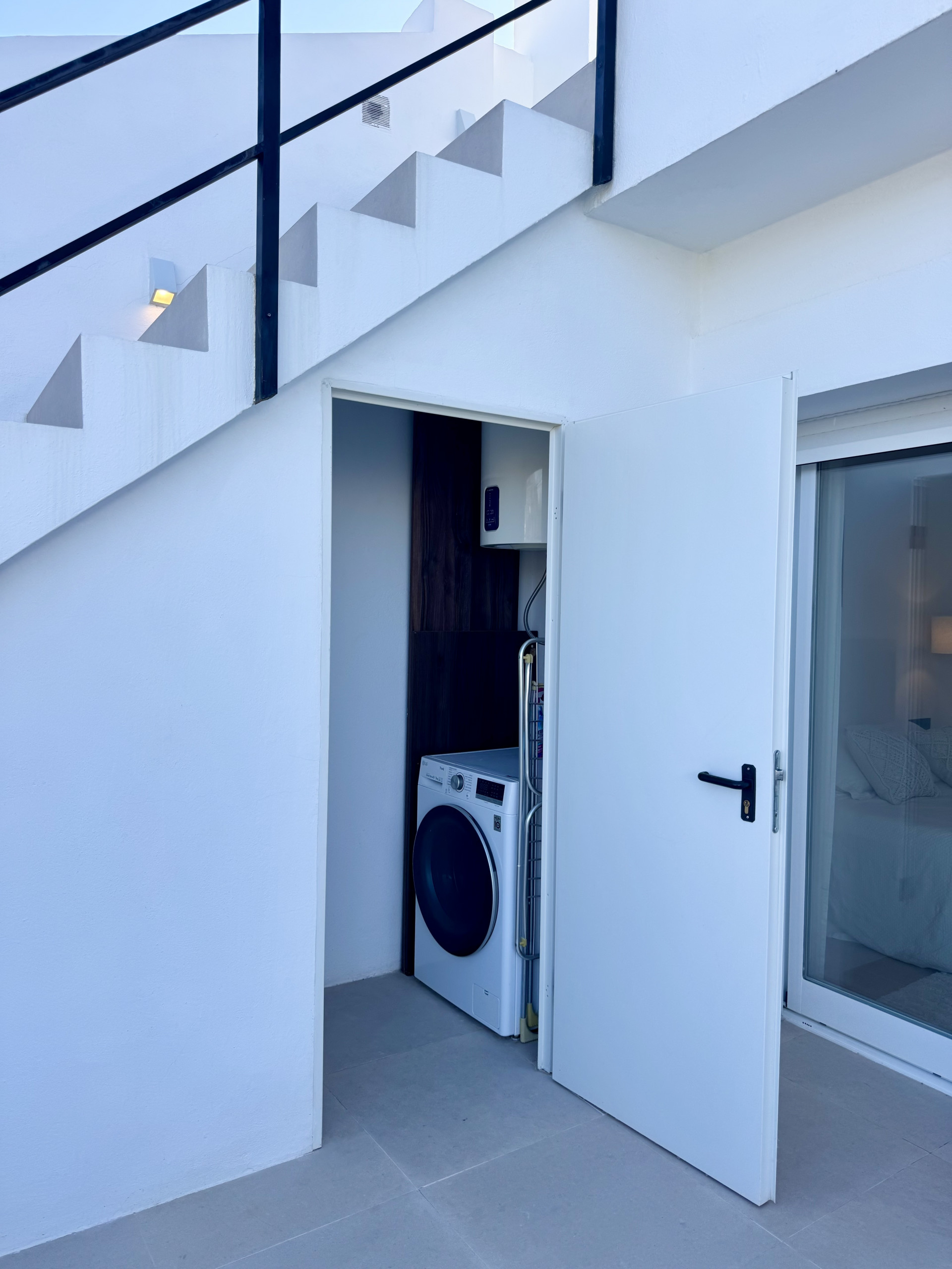 3 Bedroom Penthouse in Benahavís - Photo 41
