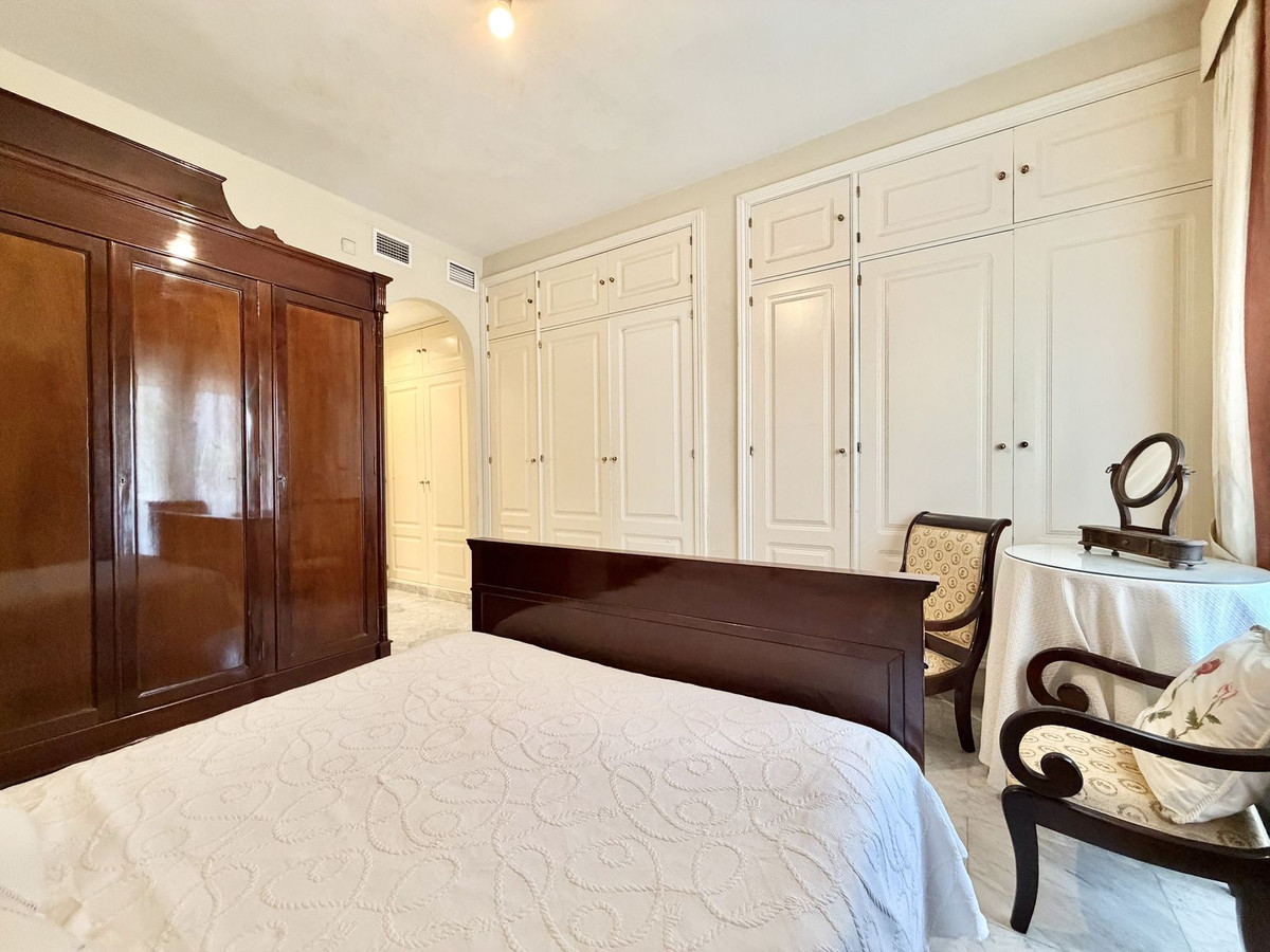 4 Bedroom Apartment in Marbella - Photo 14