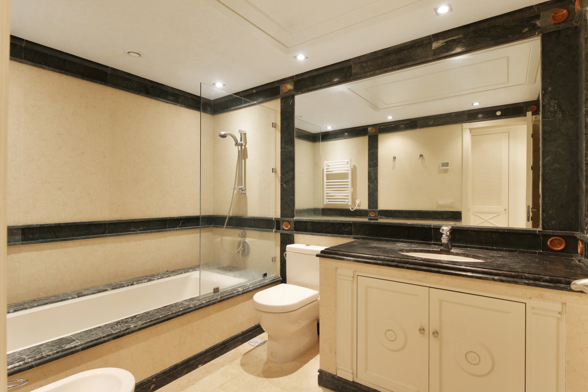 2 Bedroom Apartment in Estepona - Photo 19