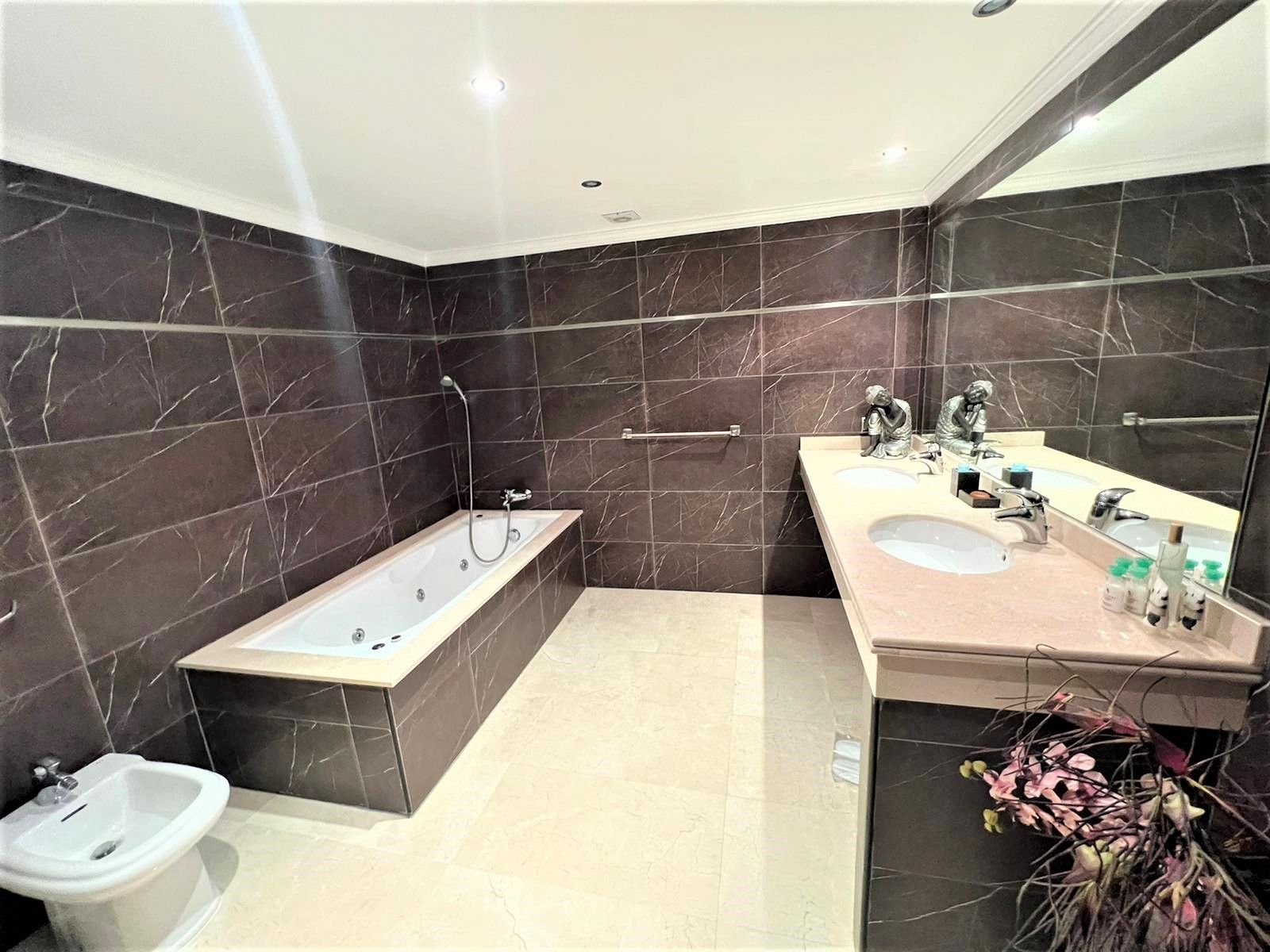 6 Bedroom Villa in Mijas - Photo 23