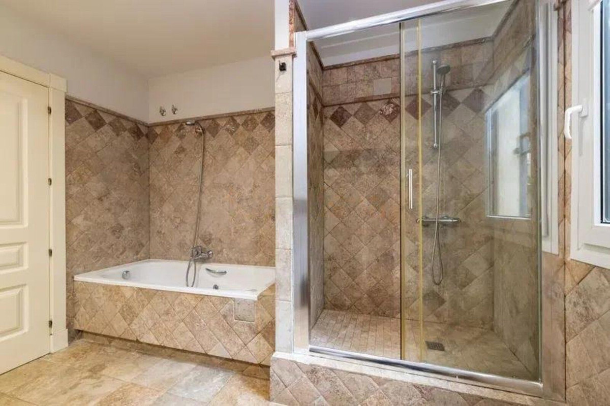3 Bedroom Apartment in Marbella - Photo 10