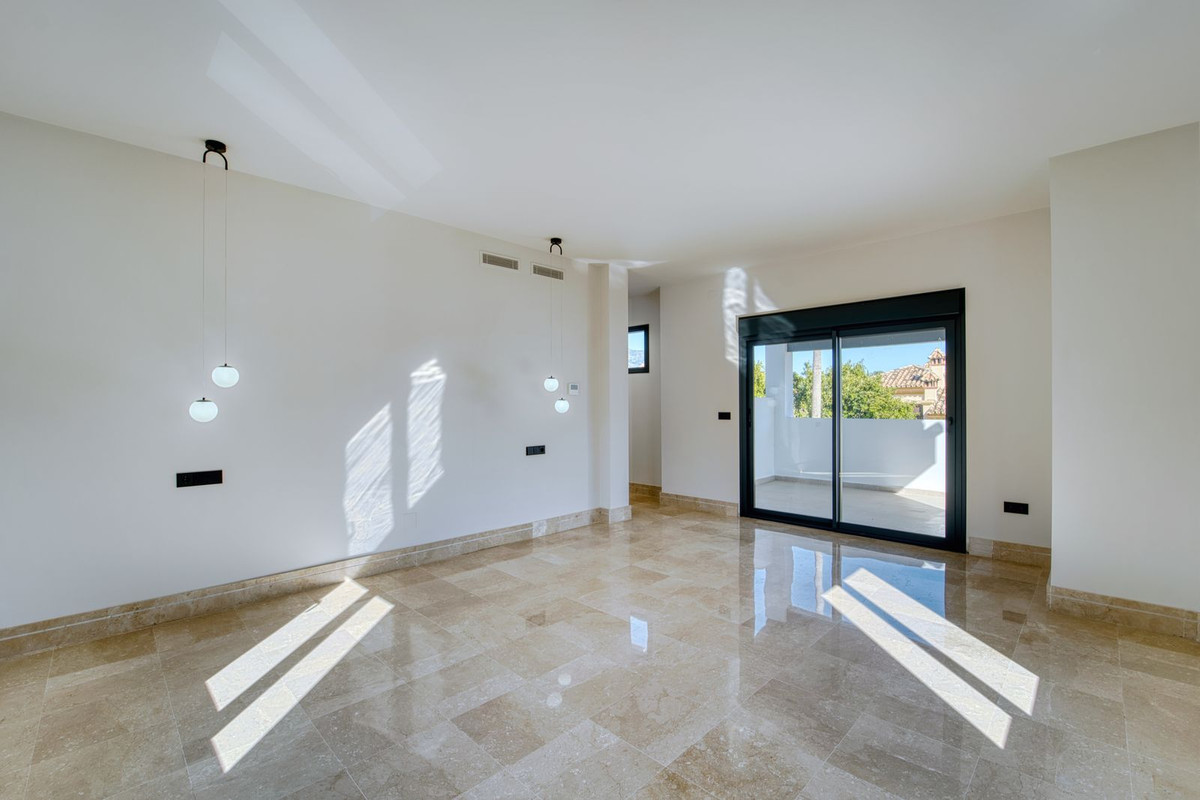 5 Bedroom Villa in Marbella - Photo 18