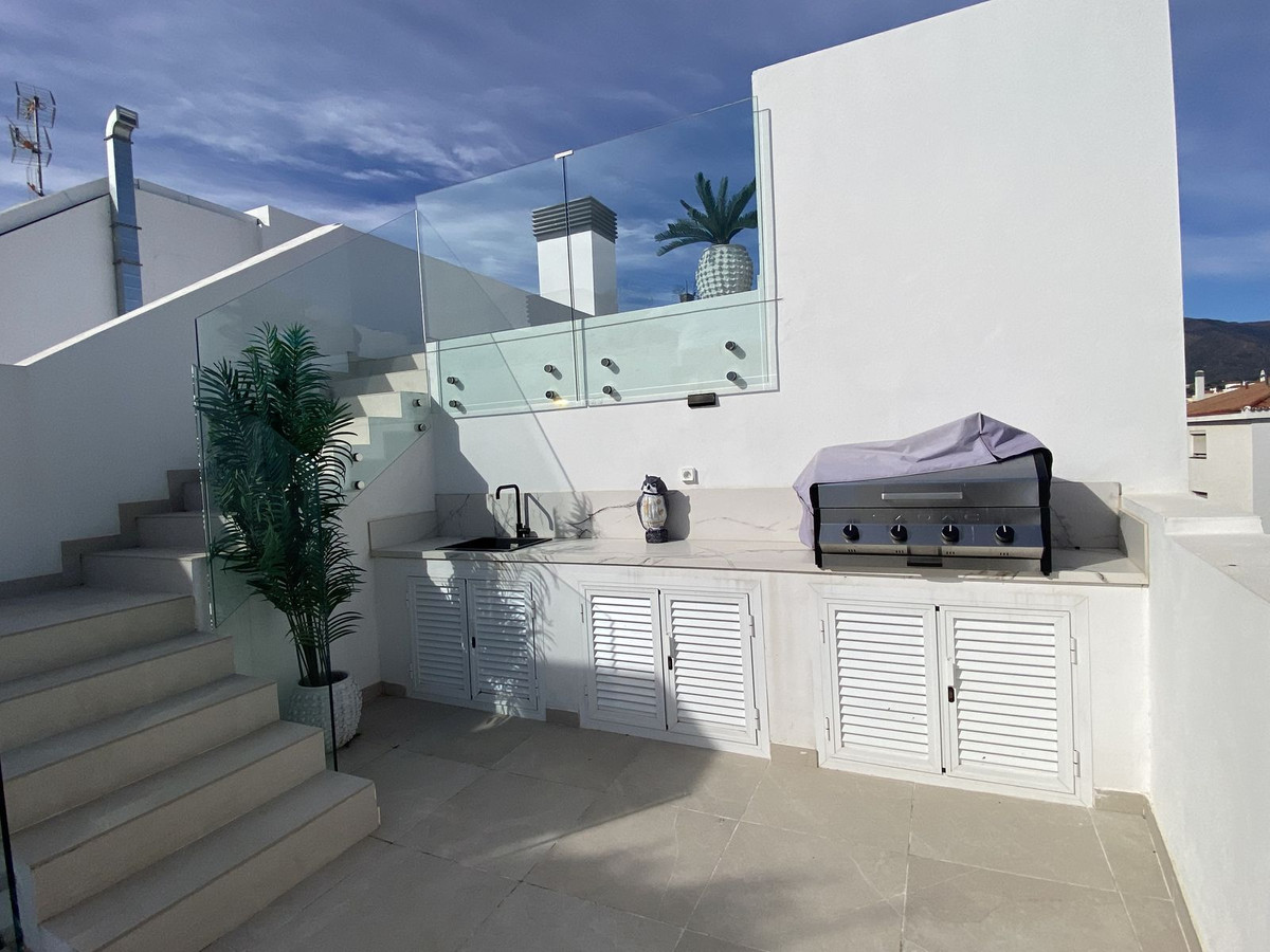 2 Bedroom Apartment in Estepona - Photo 26