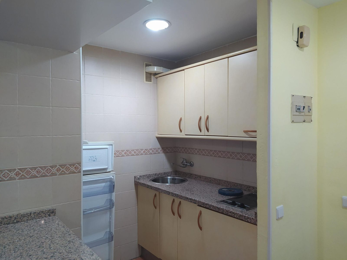 1 Bedroom Apartment in Torremolinos - Photo 2