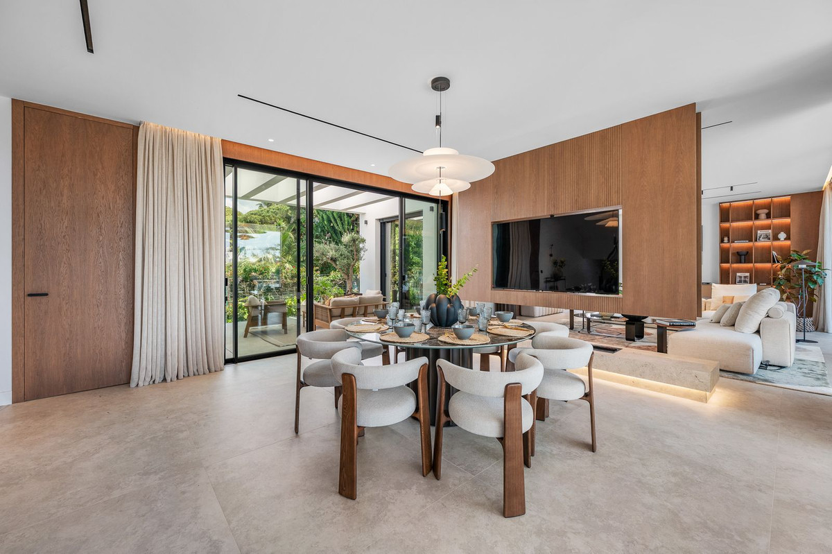 6 Bedroom Villa in Marbella - Photo 5