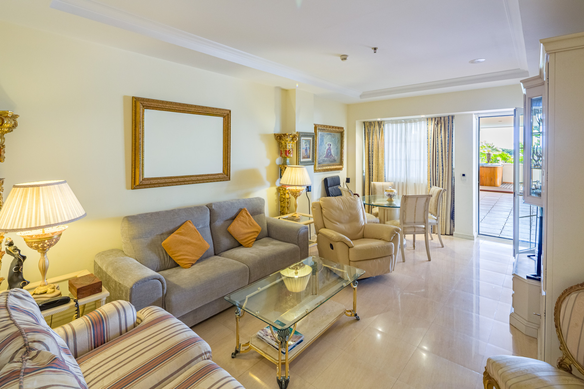 2 Bedroom Apartment in Marbella - Photo 2