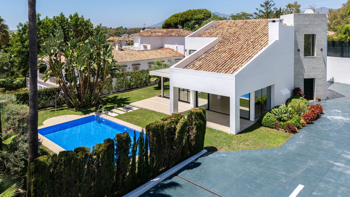 4 Bedroom Villa in San Pedro de Alcántara - Photo 5