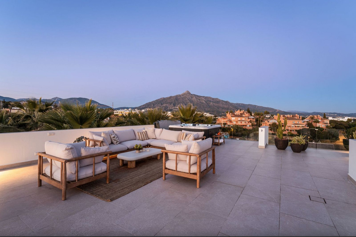 5 Bedroom Villa in Marbella - Photo 4
