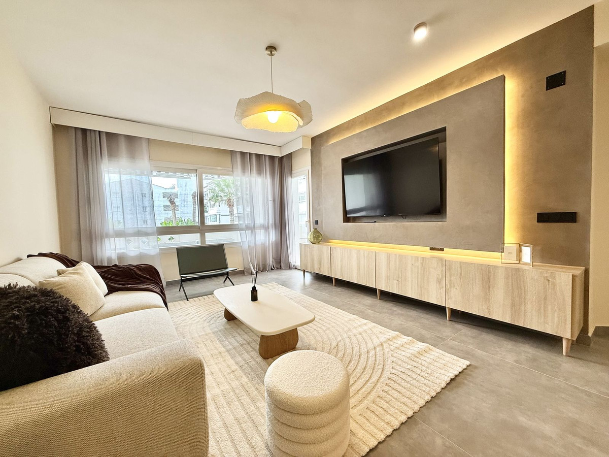 1 Bedroom Apartment in Marbella - Photo 17