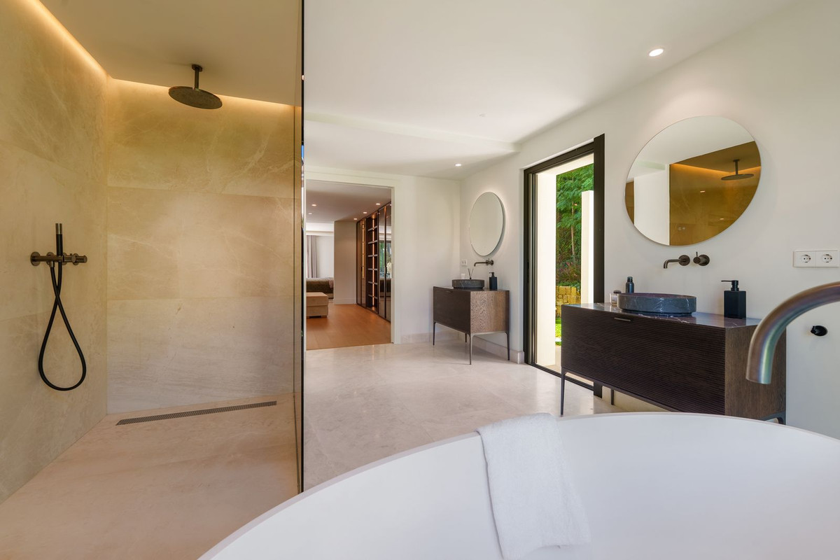 5 Bedroom Villa in Marbella - Photo 32