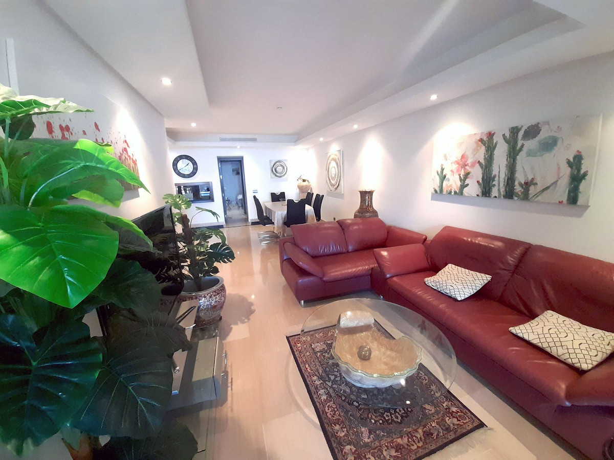2 Bedroom Apartment in Estepona - Photo 4