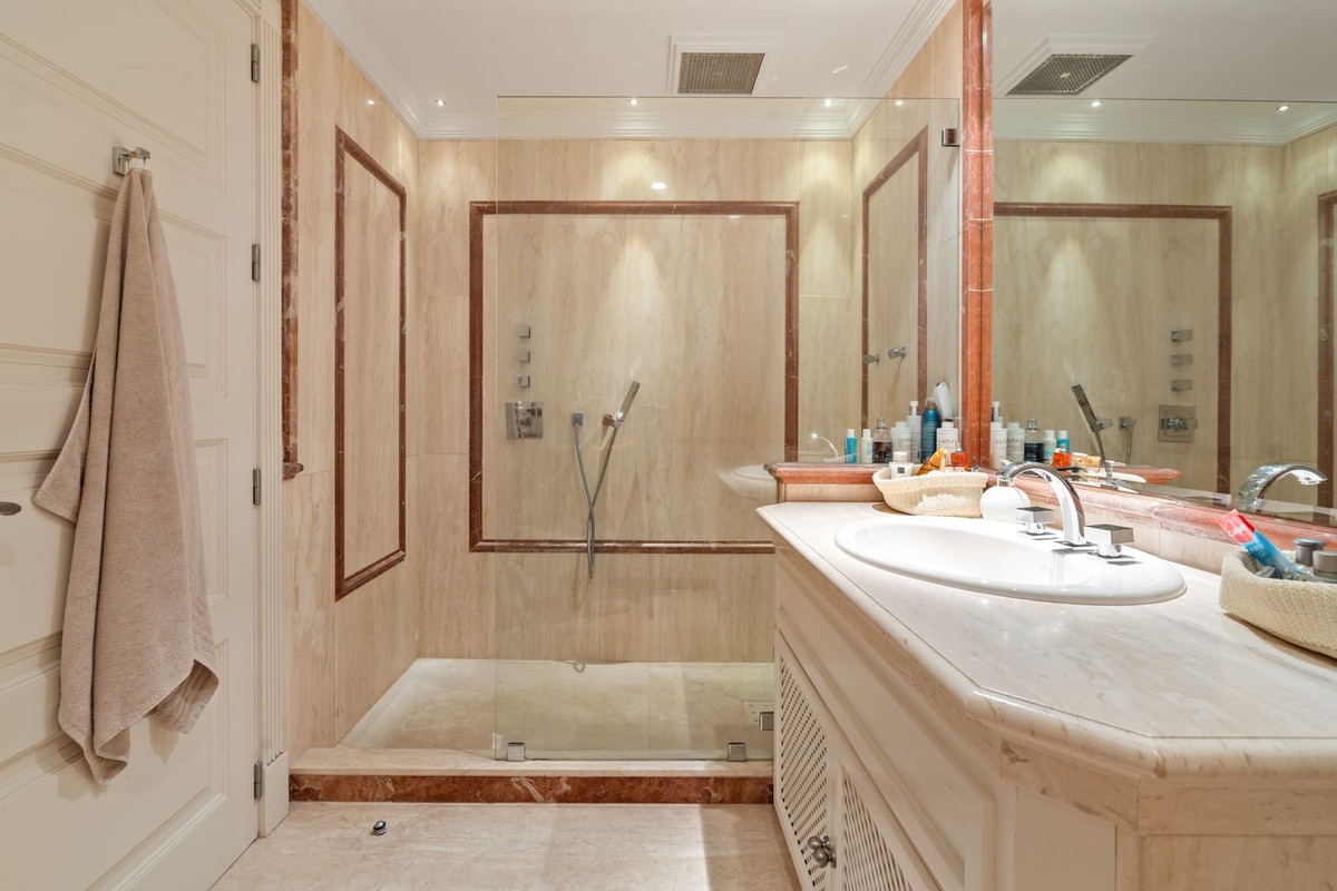 4 Bedroom Townhouse in Marbella - Photo 17
