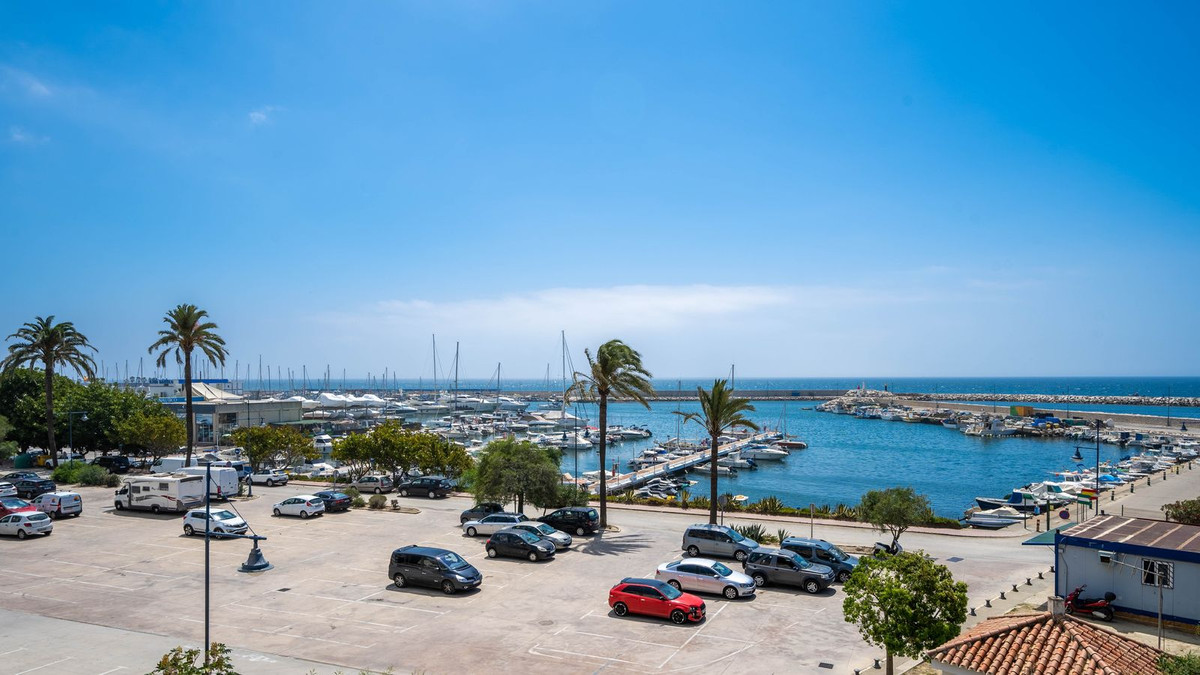 5 Bedroom Villa in Estepona - Photo 3