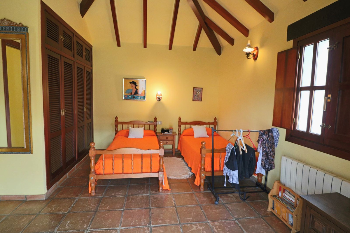 4 Bedroom Villa in Marbella - Photo 27