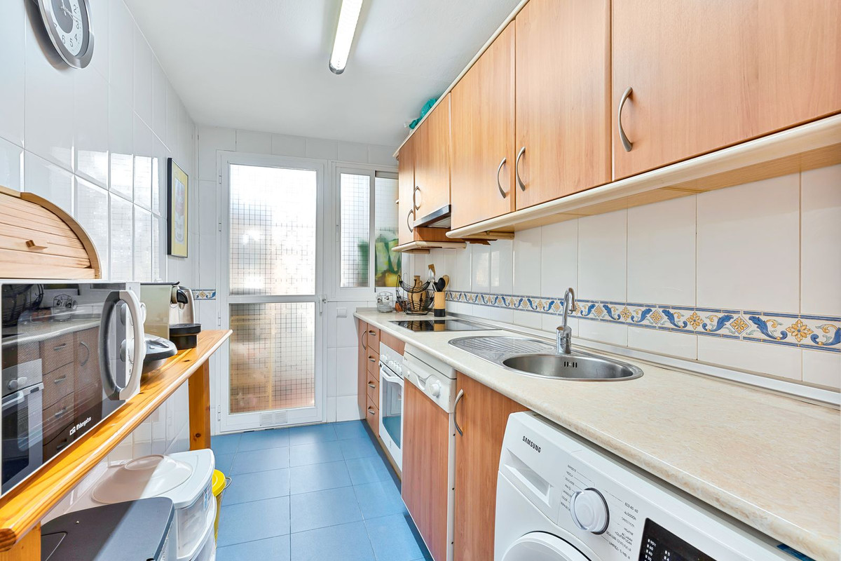 3 Bedroom Penthouse in Estepona - Photo 4