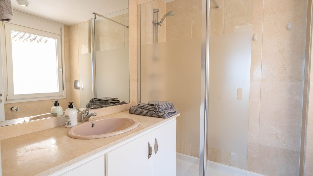 5 Bedroom Villa in Estepona - Photo 12