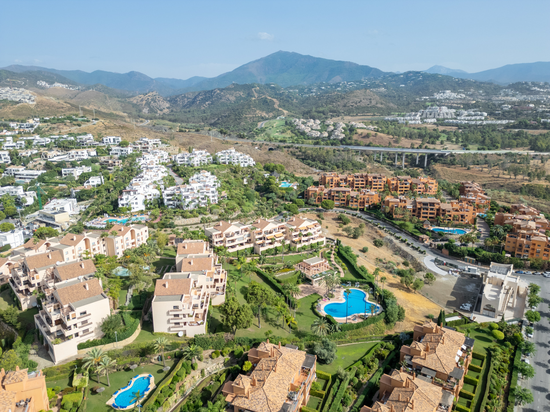 2 Bedroom Penthouse in Benahavís - Photo 32