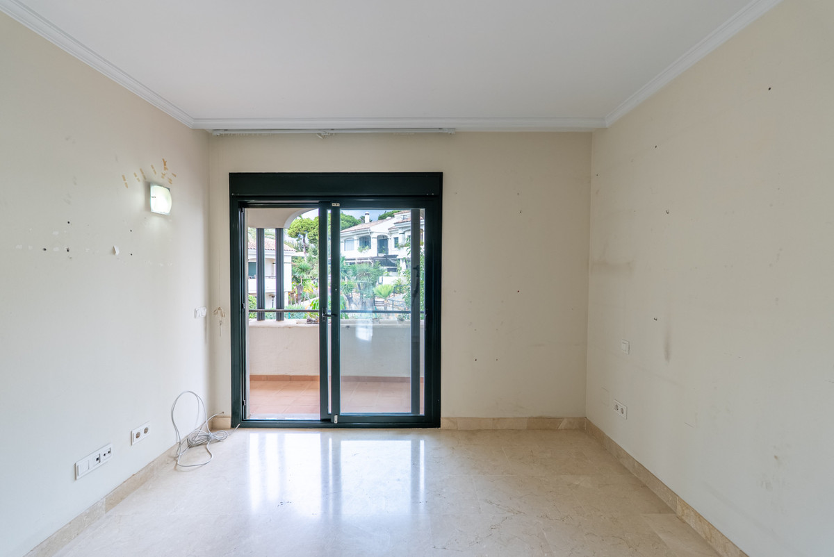4 Bedroom Townhouse in Estepona - Photo 22
