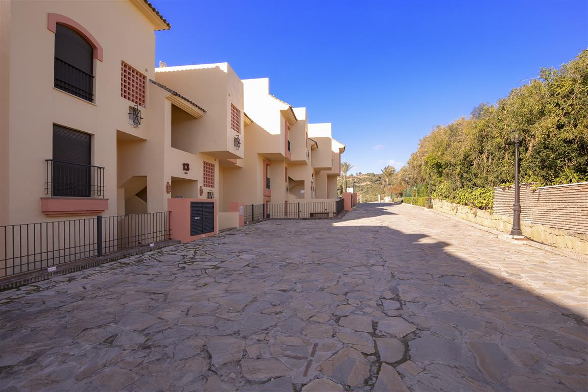 3 Bedroom Penthouse in Benahavís - Photo 25