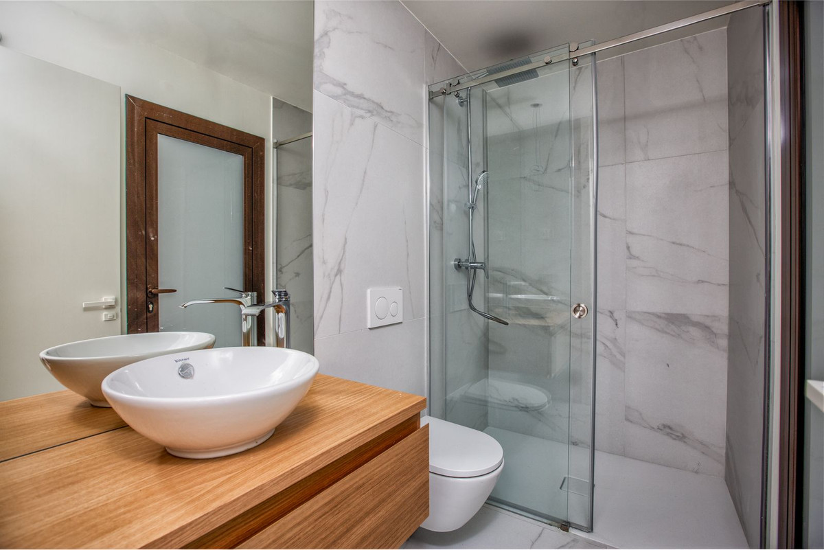 2 Bedroom Apartment in Fuengirola - Photo 24