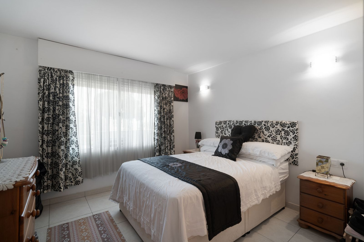 2 Bedroom Apartment in Benalmádena - Photo 11