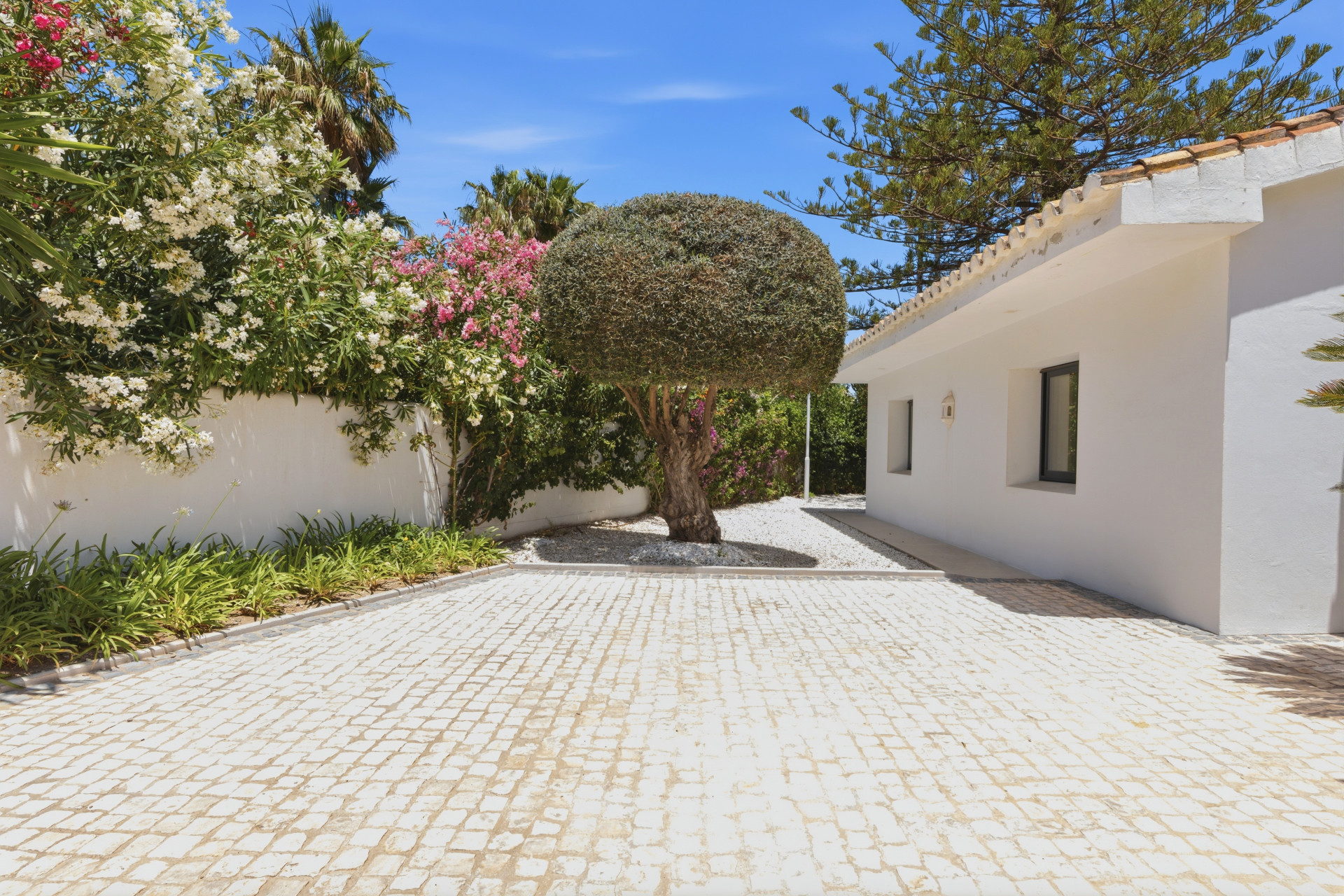 9 Bedroom Villa in Estepona - Photo 3