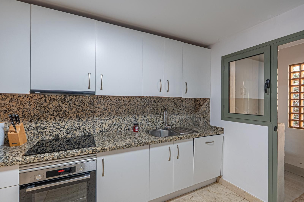 3 Bedroom Apartment in Estepona - Photo 11