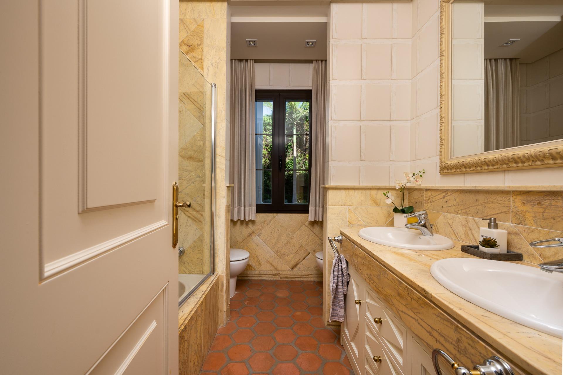 8 Bedroom Villa in San Pedro de Alcántara - Photo 15