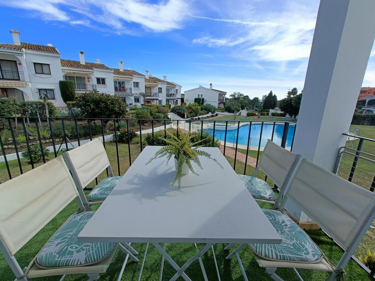 2 Bedroom Apartment in Estepona - Photo 2
