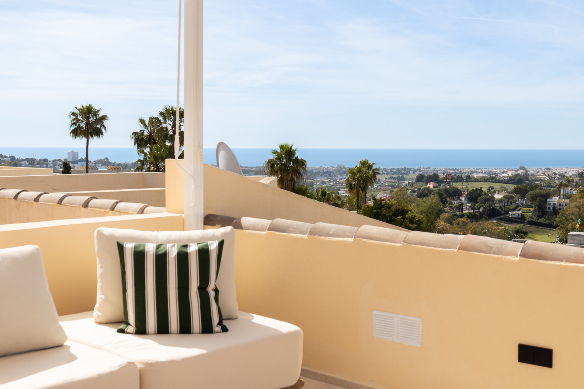 4 Bedroom Townhouse in Benahavís - Photo 35