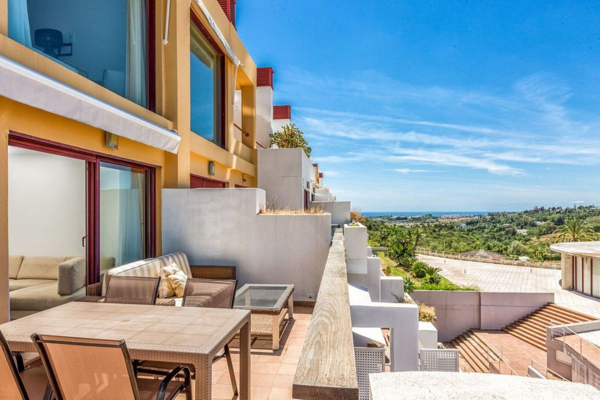 3 Bedroom Penthouse in Estepona - Photo 3