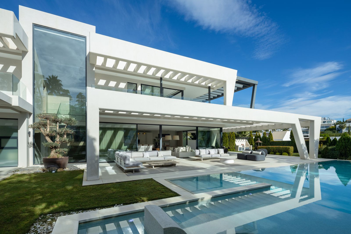 6 Bedroom Villa in Marbella - Photo 3