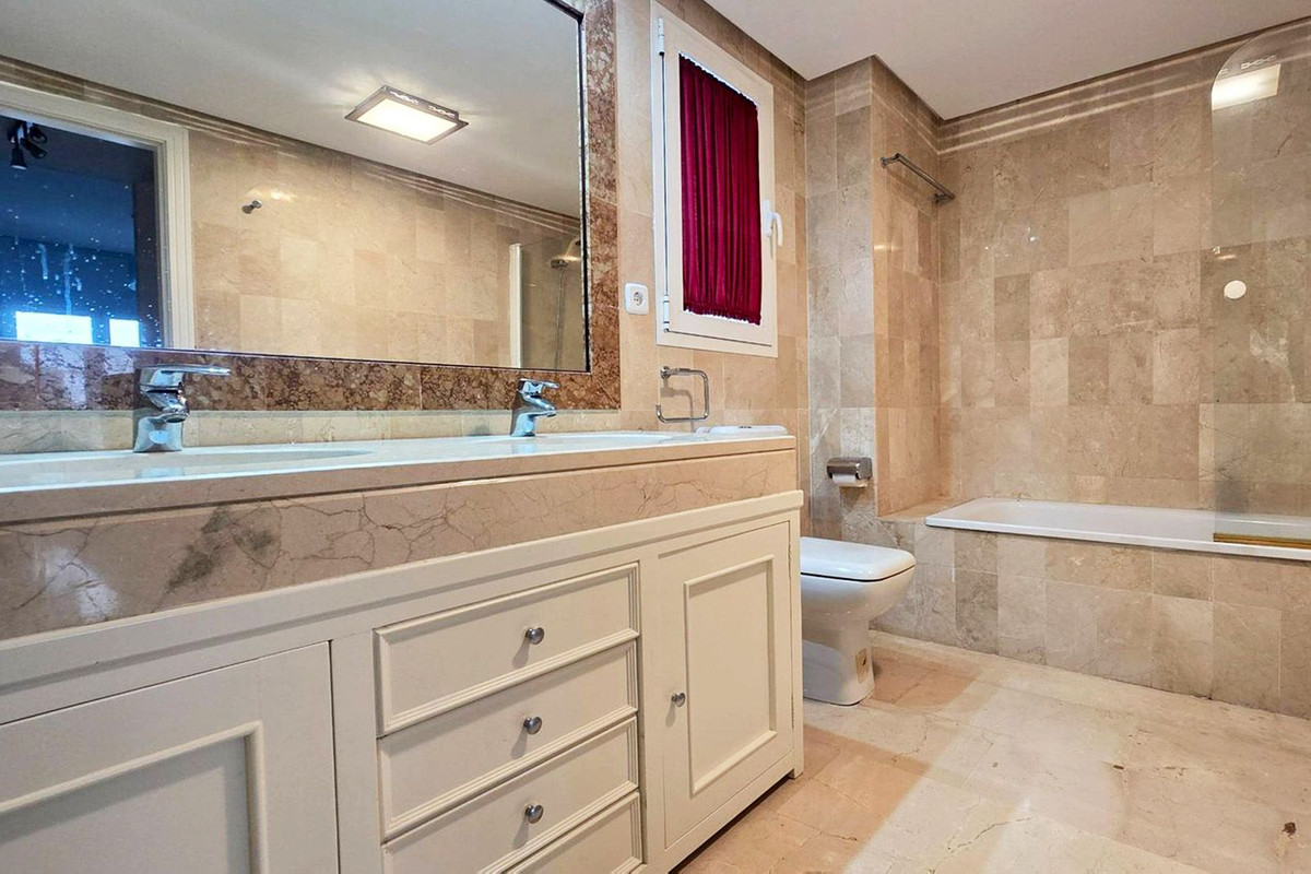 2 Bedroom Apartment in Estepona - Photo 16