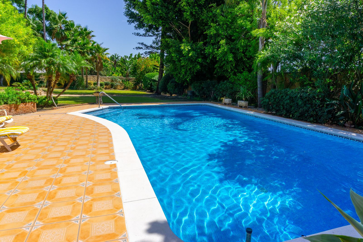 6 Bedroom Villa in Estepona - Photo 8